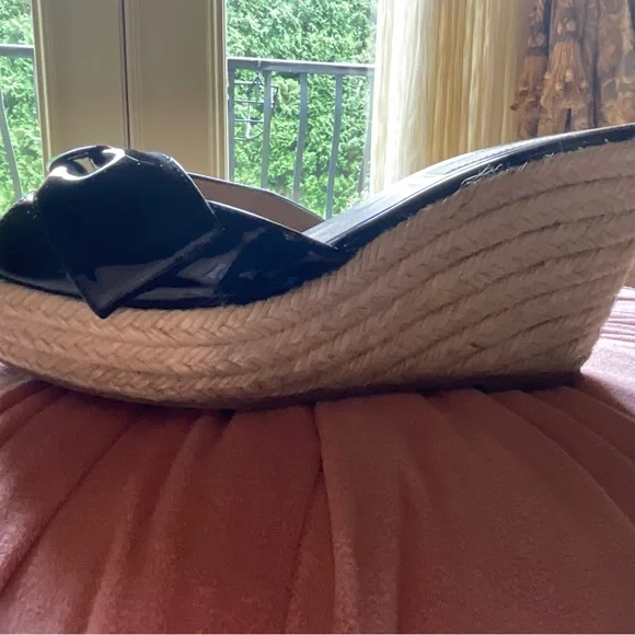 SALE!! ❤️ Valentino Black Patent Leather Bow Sandal with Wedge. Size 7 - Picture 6 of 13